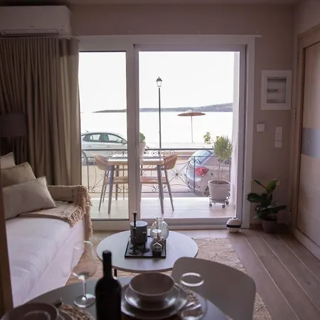 Nerissa Seafront Apartment Itea Exterior photo