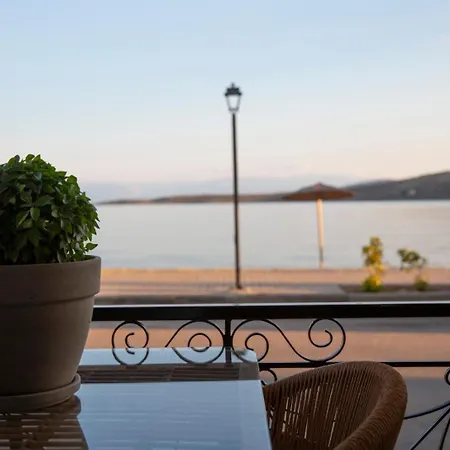 Nerissa Seafront Apartment Itea Exterior photo